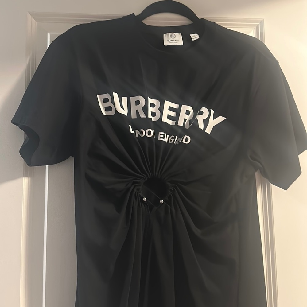 Burberry Virginia Oversize Cutout Logo Graphic tee